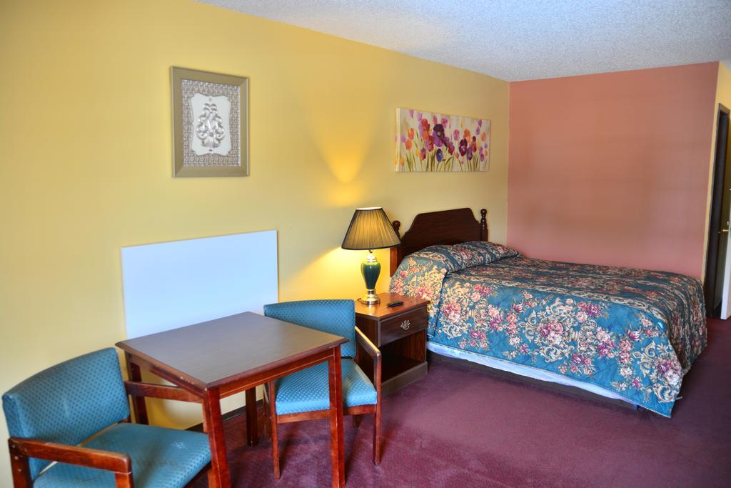 Scottish Inn And Suites Tomball Room photo