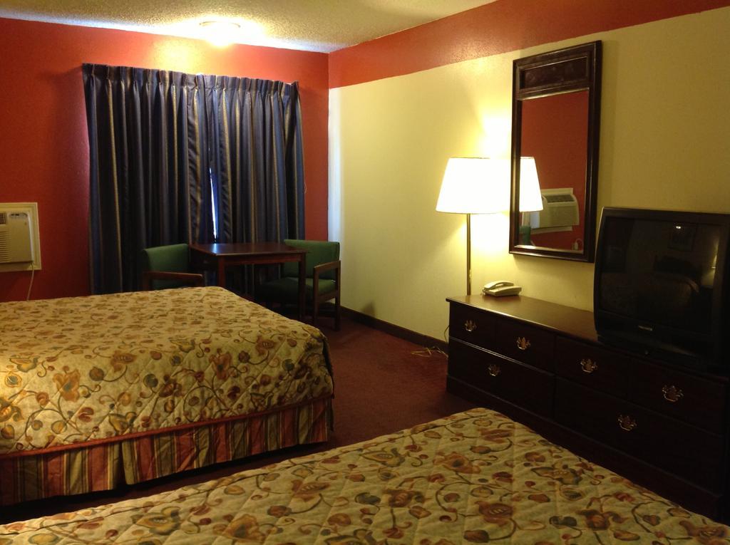 Scottish Inn And Suites Tomball Room photo